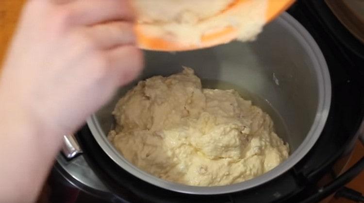 Lubricate the multicooker bowl with vegetable oil and shift the dough into it.