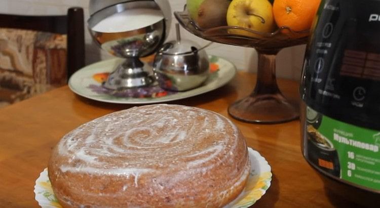 On ajoute les gâteaux les uns sur les autres et on graisse la crème par dessus.