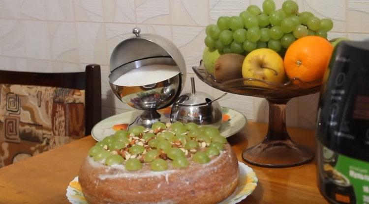 The curd cake cooked in a slow cooker can be additionally decorated with nuts and berries.