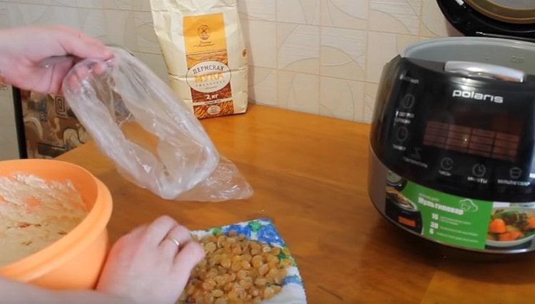 Pour raisins with boiling water, and after a few minutes we drain the water and transfer it to a napkin.