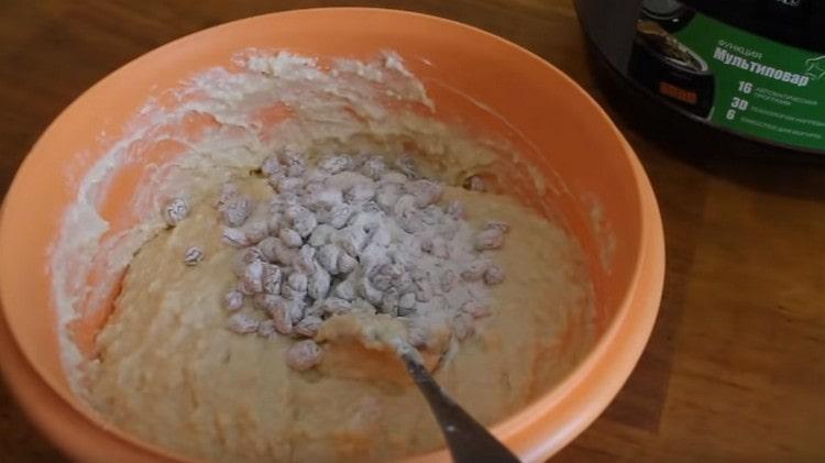 Roll raisins in flour and add to the dough.