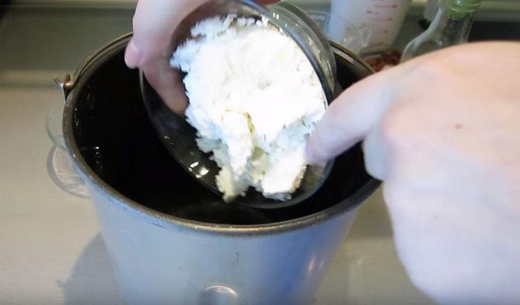 First put the cottage cheese in the bucket of the bread machine.