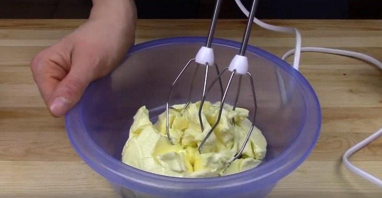 Batir la mantequilla ablandada a temperatura ambiente con una batidora.