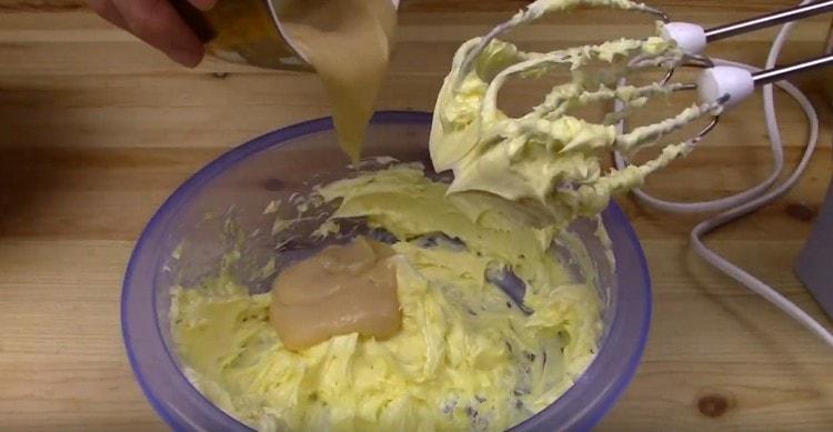 Ajouter le lait concentré au beurre et fouetter à nouveau.