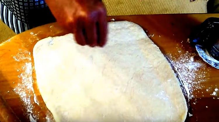 La procédure consistant à rouler la pâte et à saupoudrer de la soude est effectuée deux fois de plus.