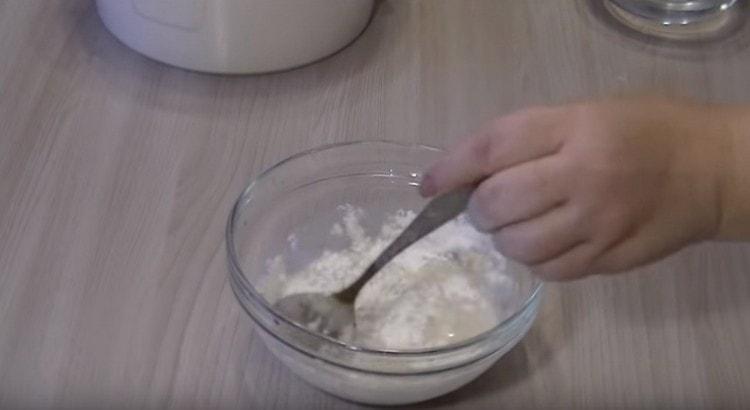 Ajouter la farine et mélanger la pâte liquide.