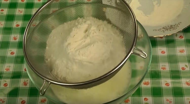 Pour water into a bowl, add salt, sugar, vegetable oil, sift part of the flour.