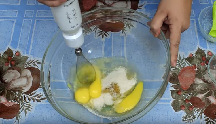 Kombinirajući jaja sa šećerom i ekstraktom vanilije u zdjeli, tucite ih šlagom ili mikserom.