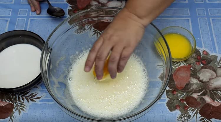 Ajoutez le jus d'orange à la masse d'œufs avec le zeste.
