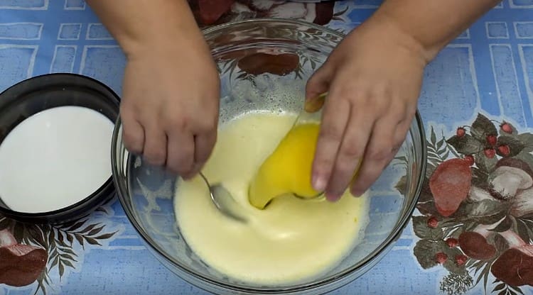 U masu jaja ubacimo prethodno rastopljeni maslac.