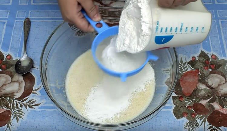 Tamiser la farine à travers un tamis pour les composants liquides.