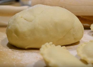 We prepare the perfect dough for boiled dumplings according to a step-by-step recipe with a photo.