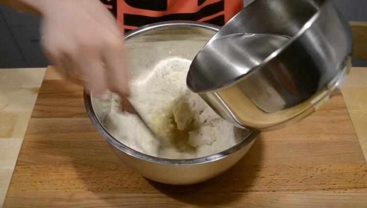 Nous introduisons de l'eau bouillante dans la farine et nous mélangeons rapidement.