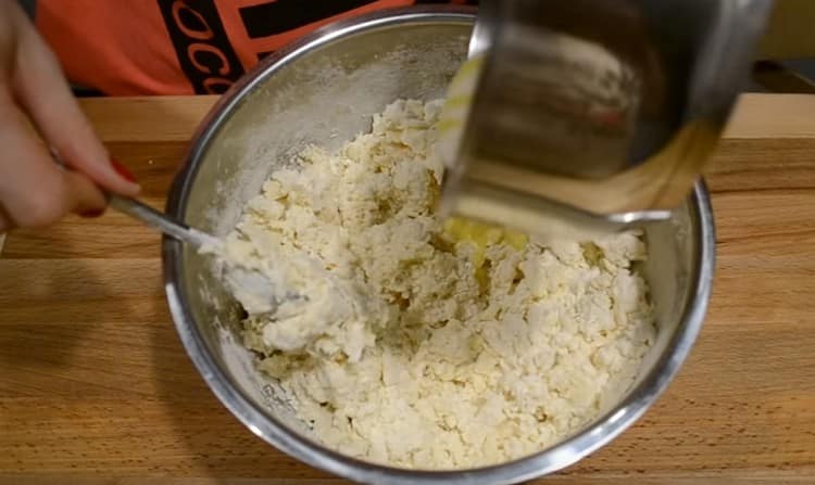 Entrez le beurre fondu chaud dans la pâte.