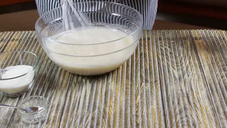 Tamiser la farine dans la pâte à fromage