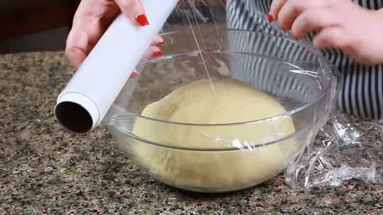 Para preparar la masa para los pasteles de queso, ponga la masa en un tazón