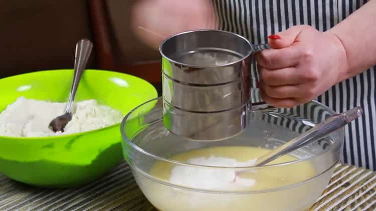 Prepara los ingredientes para la masa de tarta de queso.