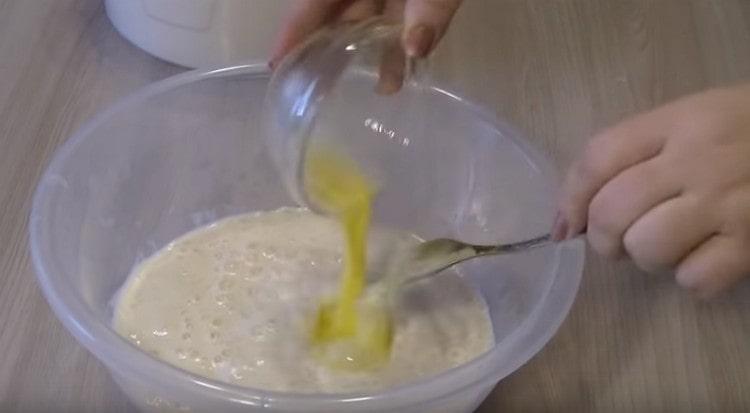 En battant l'œuf, nous l'introduisons dans la pâte.