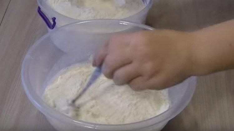 Add the flour in parts and knead the dough.