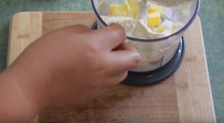 Agregue harina a la mantequilla.