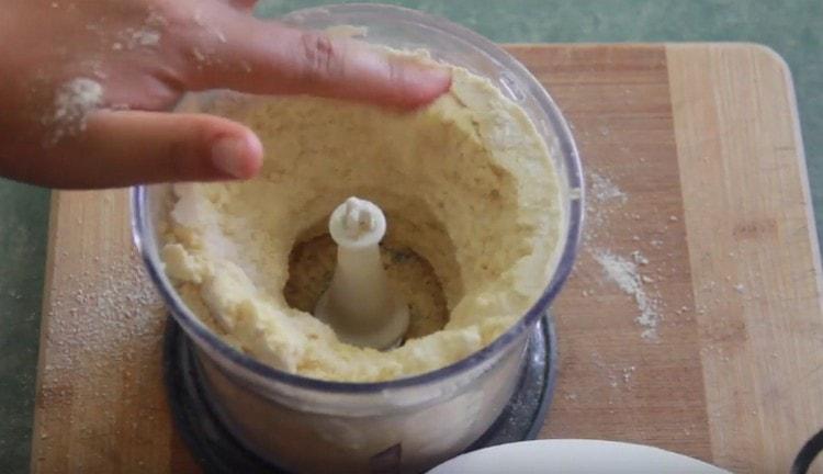 Muela la mantequilla y la harina con una licuadora para formar migas.
