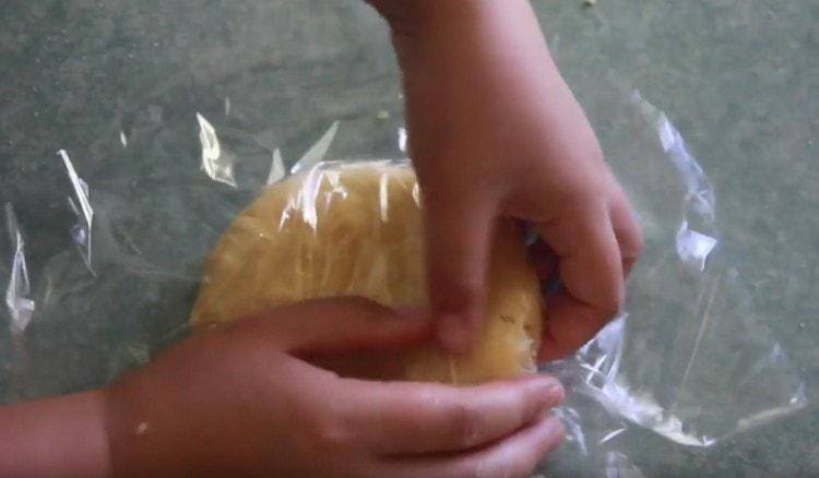 Wrap the finished dough in cling film and put in the refrigerator.