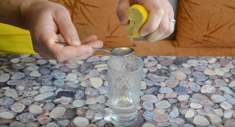 Pressez le jus de citron dans l'eau et mettez le verre au réfrigérateur.