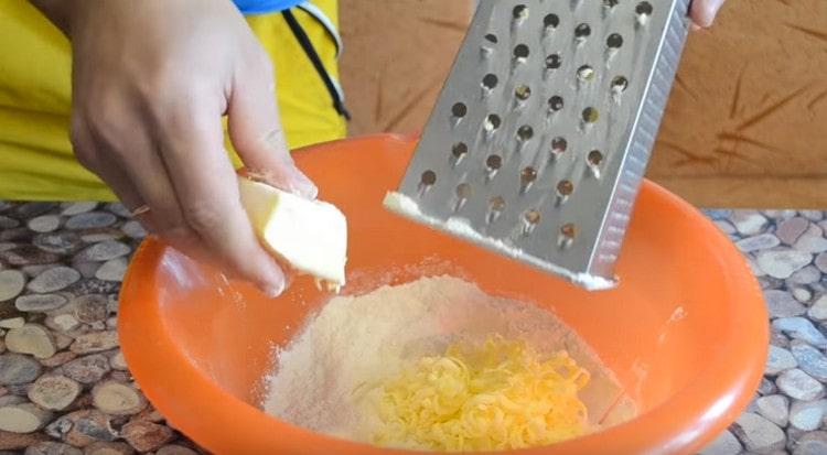 Sur une râpe, on frotte du beurre congelé dans de la farine.