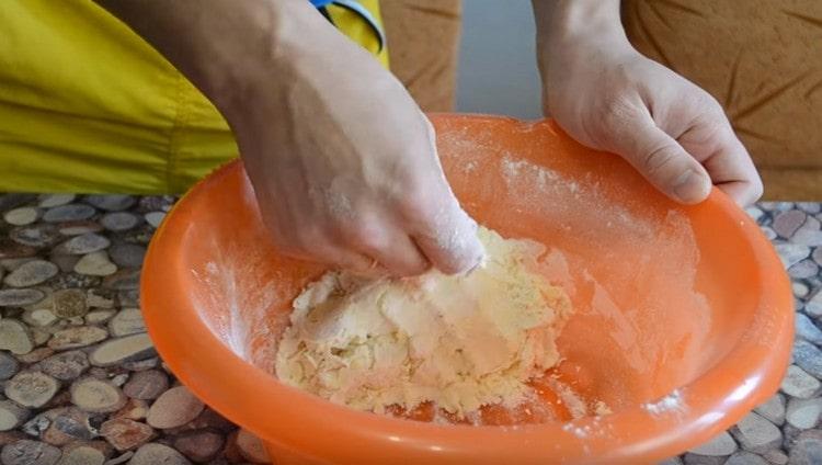 Ajoutez de l'eau et récupérez rapidement le beurre et la farine en une masse.