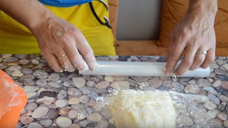 We wrap the dough in cling film and send it to the refrigerator.