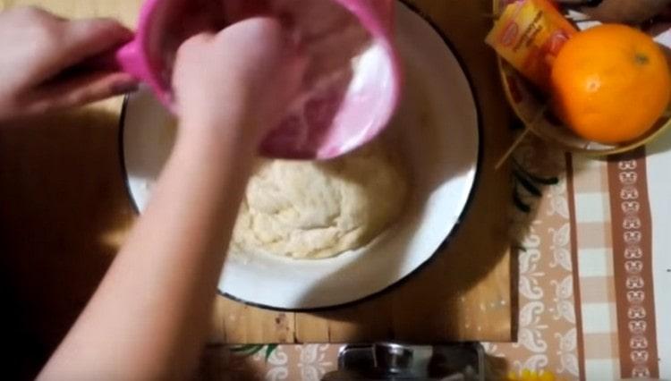Add a little flour, knead the dough thoroughly.
