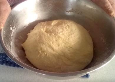 Nous préparons la pâte pour les tartes au four sur du kéfir selon la recette avec une photo.
