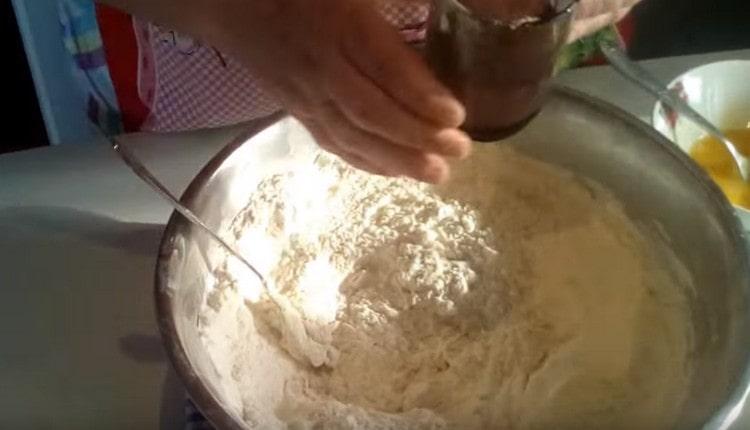 Add the yeast mass to the flour.