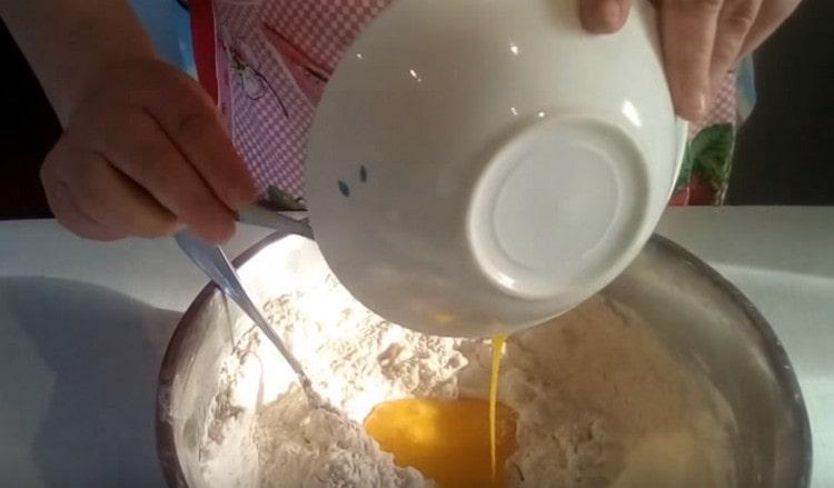 Nous introduisons également des œufs battus séparément dans la farine avec la levure.
