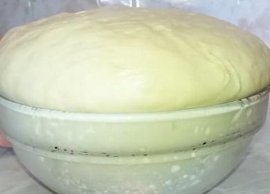 Nous préparons une merveilleuse pâte à levure pour des tartes à l’eau selon une recette détaillée avec photo.
