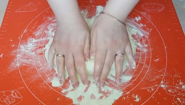 Bien pétrir la pâte avec les mains.