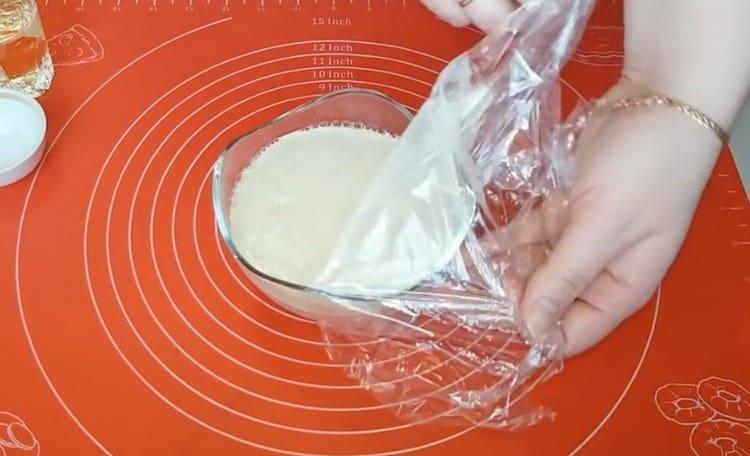 Cover the bowl with yeast with a film and leave them to activate.