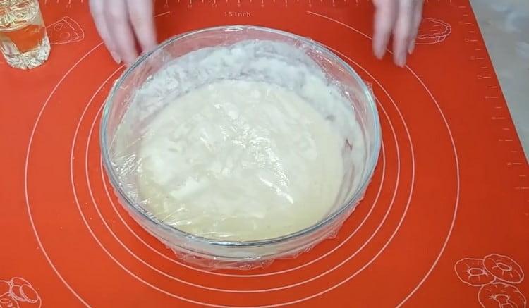 Mix the mass and cover the resulting dough with cling film.