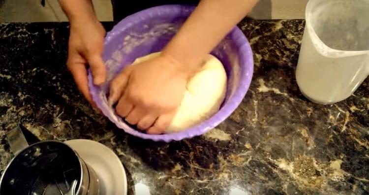 Pétrir la pâte, mais ne pas ajouter plus de farine que celle indiquée dans la recette.