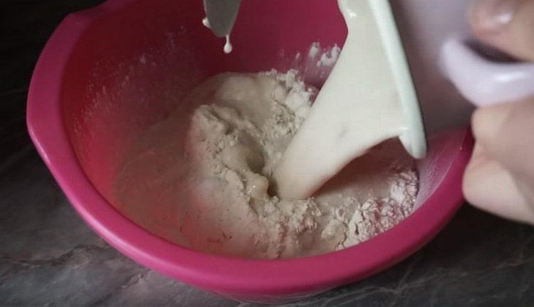 Add the mixture of kefir, vegetable oil and yeast to the flour.