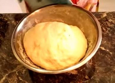 Pétrir la pâte pour les tartes sur l'eau selon une recette étape par étape avec une photo.
