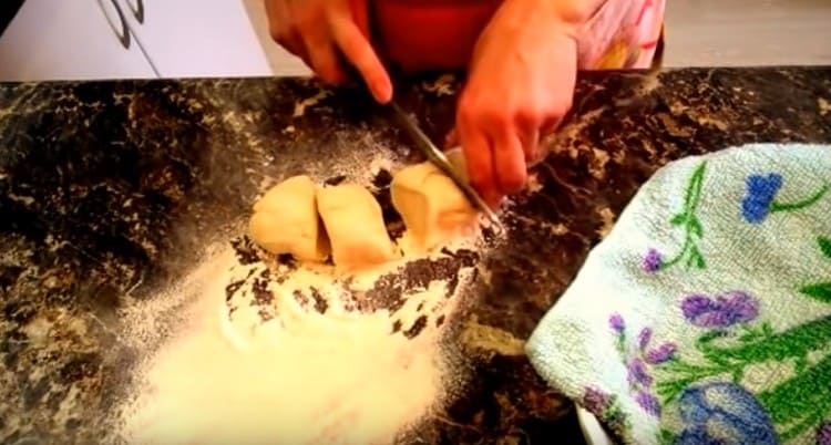 Ayant formé un saucisson à partir de la pâte, nous le coupons en morceaux.