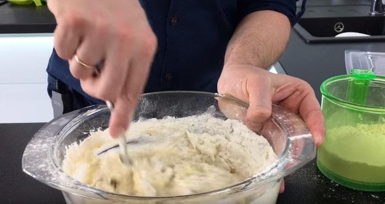 Mix the dough.
