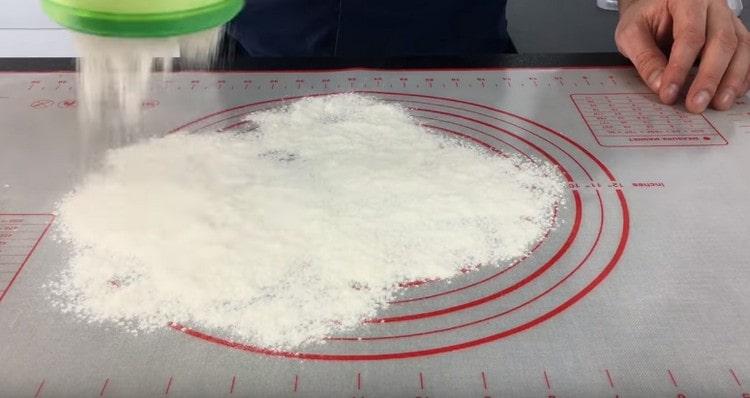 Sprinkle the working surface with flour.