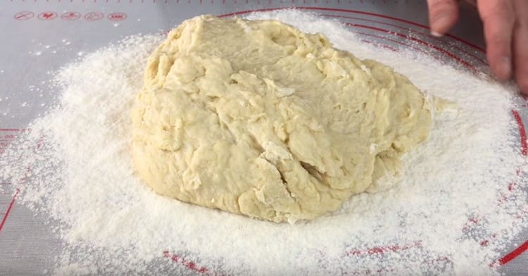 Mettez la pâte dans la farine et pétrissez-la soigneusement avec vos mains.