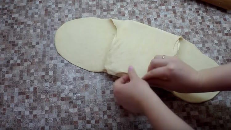 Put softened butter on the center of the cake and cover it with the dough petals.