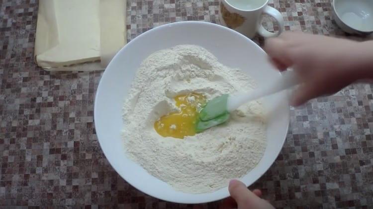 Agregue la mantequilla derretida a la harina y la sal.