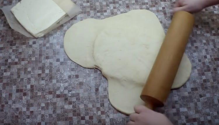 Abaisser la pâte pour obtenir 4 pétales.