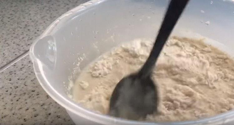 Ajouter la farine et le sucre, mélanger.