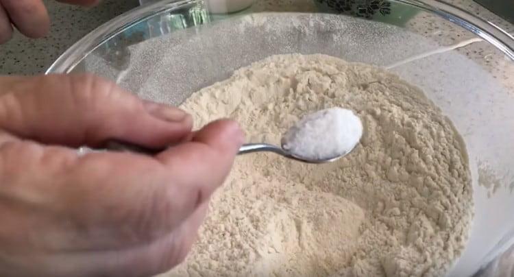 Ajoutez du sel à la farine.